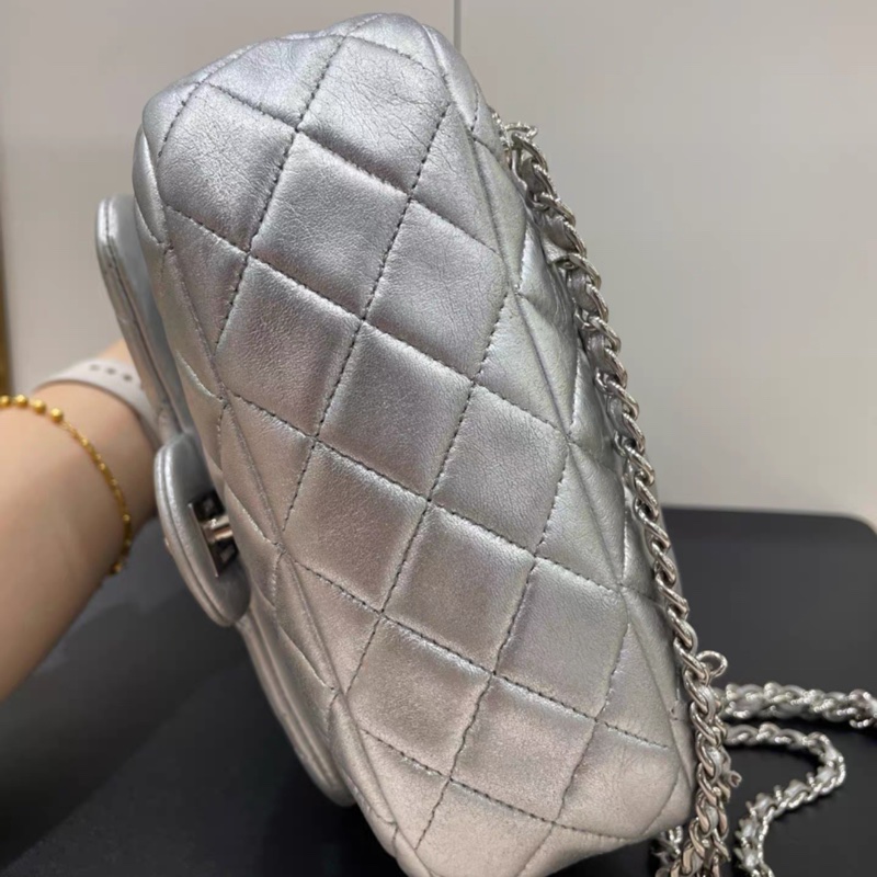 香奈兒/Chanel 銀色 雙肩背包 21開帶卡 金屬質感小羊皮 43.0 × 23 × 9.0 cm-4