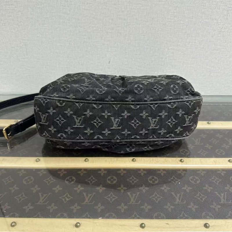 ✨LV 金扣牛仔丹寧斜背元寶包 35*24*9 98新 配件塵袋-1