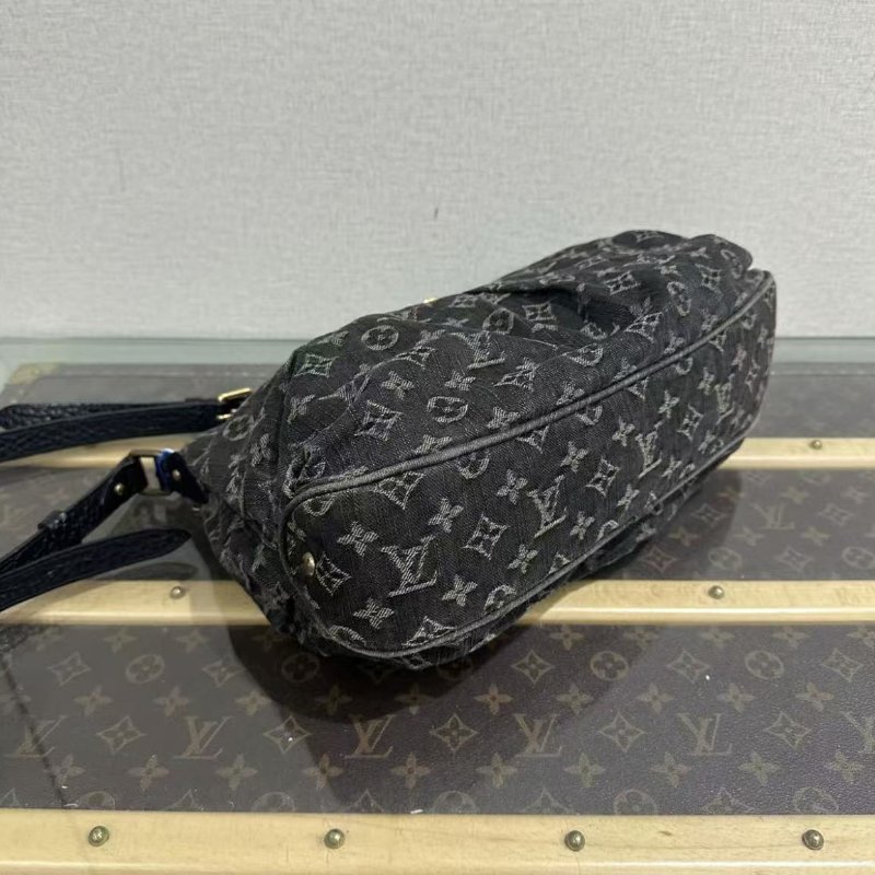 ✨LV 金扣牛仔丹寧斜背元寶包 35*24*9 98新 配件塵袋-3