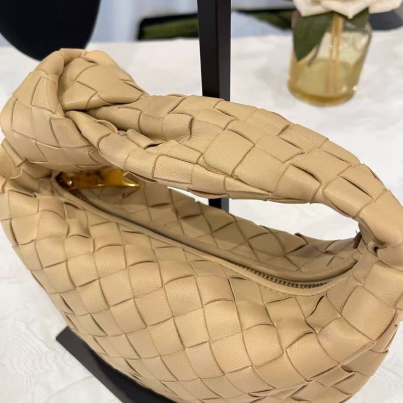 ✨Bottega Veneta Jodie mini 燕麥色編織手提打結包 23*12*6 98新配件塵袋-3
