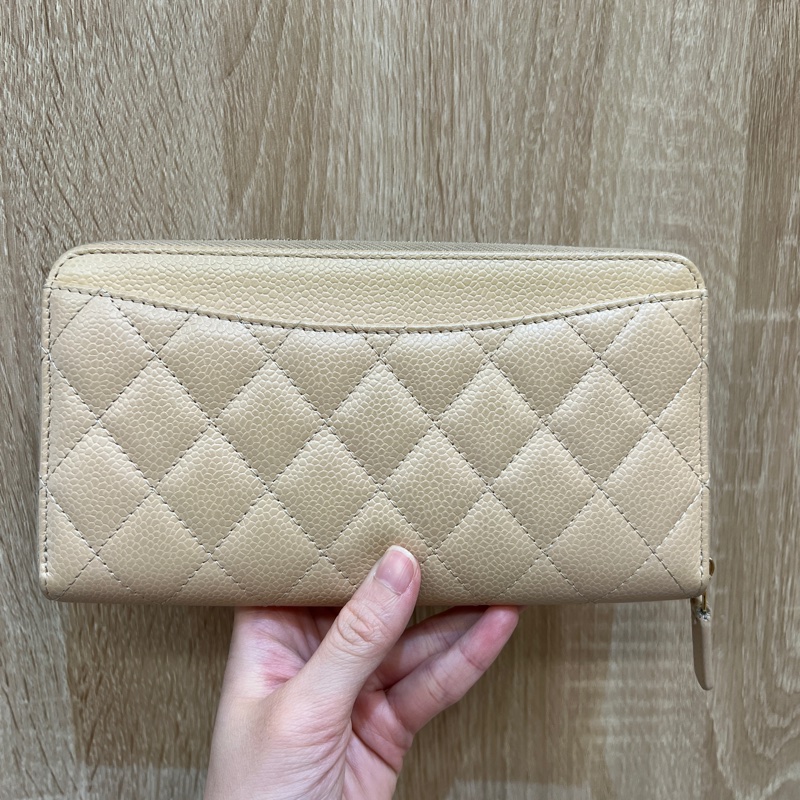 Chanel 奶茶色荔枝皮金釦8卡ㄇ拉長夾AP0242-5