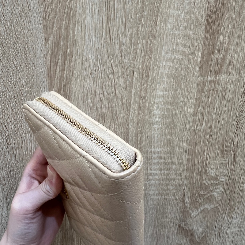 Chanel 奶茶色荔枝皮金釦8卡ㄇ拉長夾AP0242-8