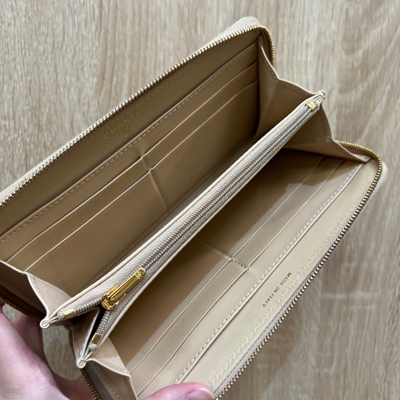 Chanel 奶茶色荔枝皮金釦8卡ㄇ拉長夾AP0242-11