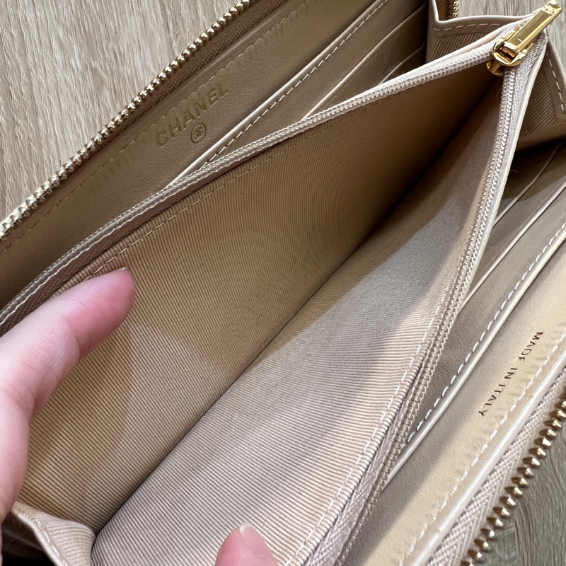 Chanel 奶茶色荔枝皮金釦8卡ㄇ拉長夾AP0242-13
