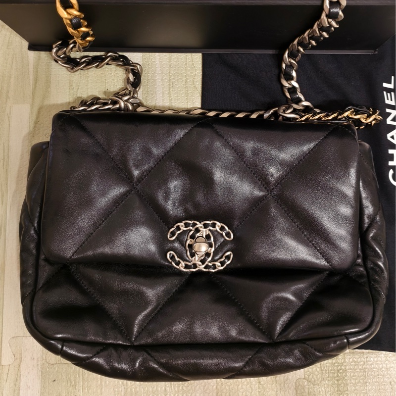 CHANEL經典19小羊皮翻蓋轉扣雙色鏈袋手提斜背包(26公分)-0