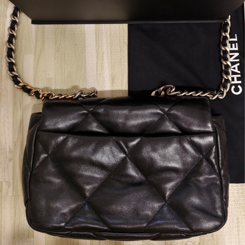 CHANEL經典19小羊皮翻蓋轉扣雙色鏈袋手提斜背包(26公分)-1
