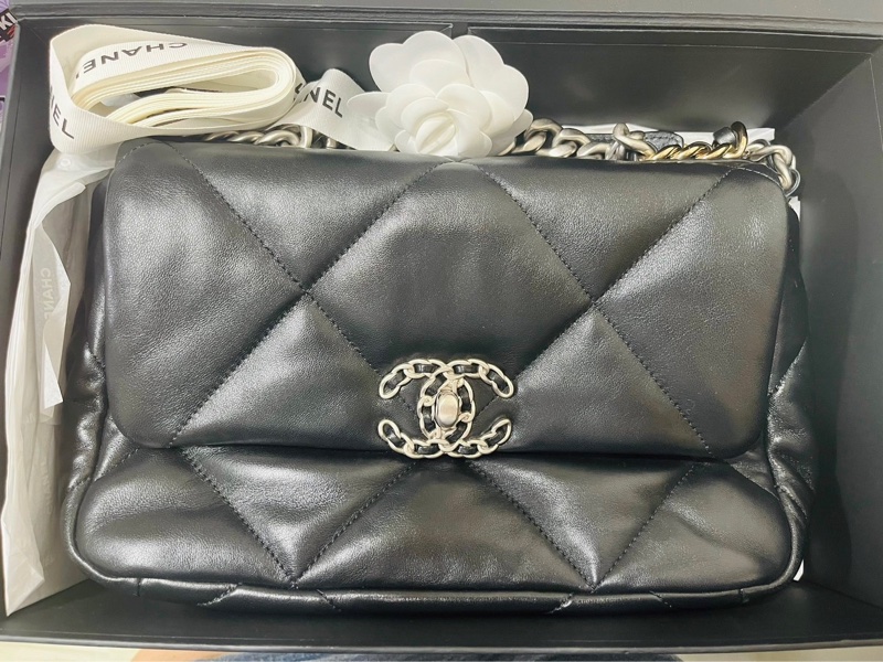 CHANEL經典19小羊皮翻蓋轉扣雙色鏈袋手提斜背包(26公分)-6