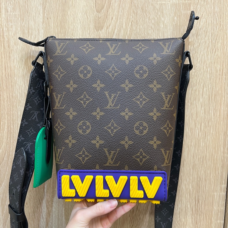 LV 原花黑牛皮邊Cruiser斜背郵差包M57966-0