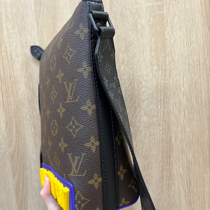 LV 原花黑牛皮邊Cruiser斜背郵差包M57966-1