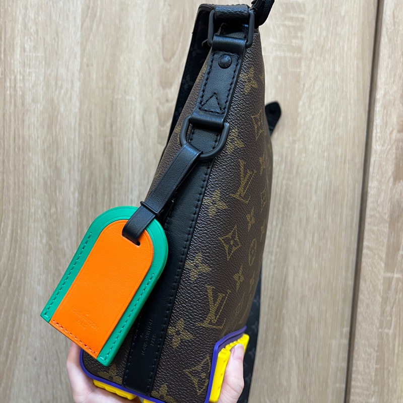 LV 原花黑牛皮邊Cruiser斜背郵差包M57966-2