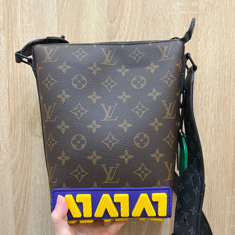 LV 原花黑牛皮邊Cruiser斜背郵差包M57966-3