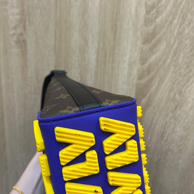 LV 原花黑牛皮邊Cruiser斜背郵差包M57966-5