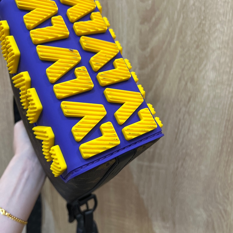 LV 原花黑牛皮邊Cruiser斜背郵差包M57966-6