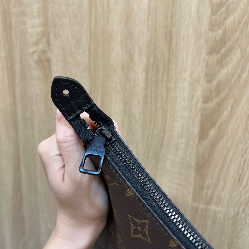 LV 原花黑牛皮邊Cruiser斜背郵差包M57966-7