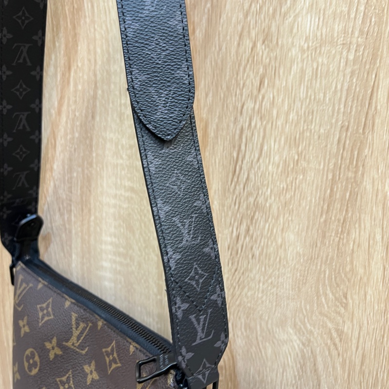 LV 原花黑牛皮邊Cruiser斜背郵差包M57966-11
