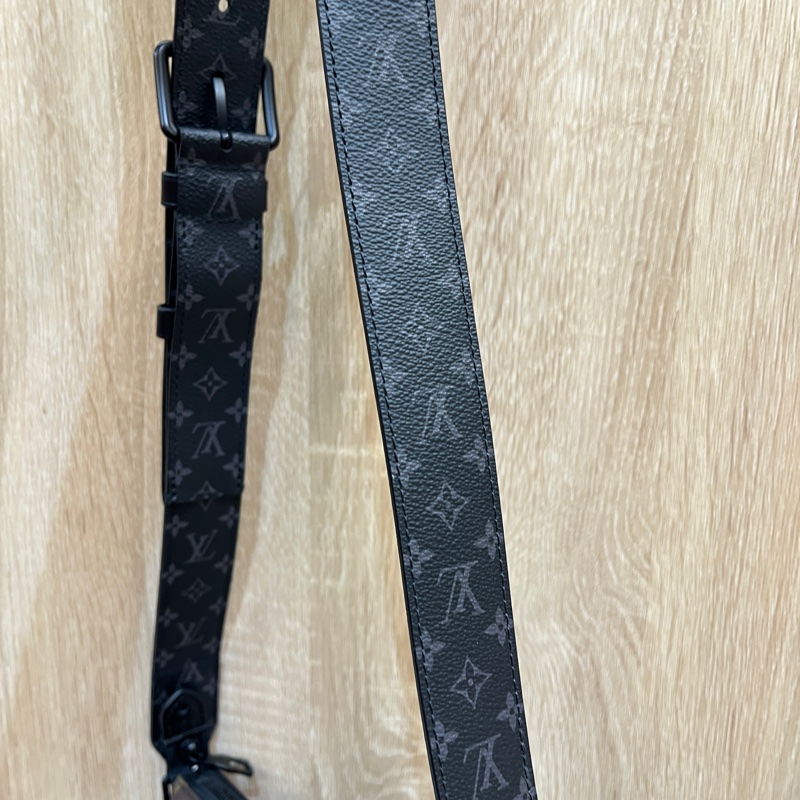 LV 原花黑牛皮邊Cruiser斜背郵差包M57966-13
