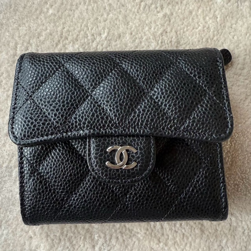 CHANEL 經典雙C logo黑色荔枝牛皮三折短夾-1
