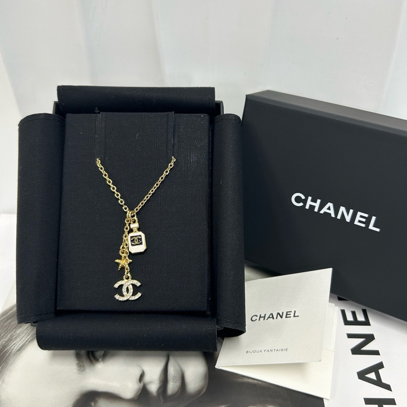 Chanel 25C 金色鏈條搭配滿鑽雙C吊墜，還有精緻小海星裝飾，三重設計很有層次感！ 鏈長：46cm可調滿鑽雙C搭配小海星和香水瓶吊墜 附件：盒子，塵袋，冊子~-1