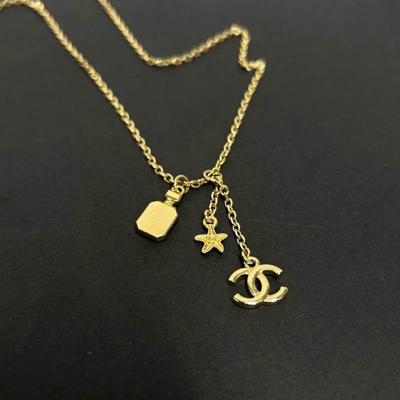 Chanel 25C 金色鏈條搭配滿鑽雙C吊墜，還有精緻小海星裝飾，三重設計很有層次感！ 鏈長：46cm可調滿鑽雙C搭配小海星和香水瓶吊墜 附件：盒子，塵袋，冊子~-5