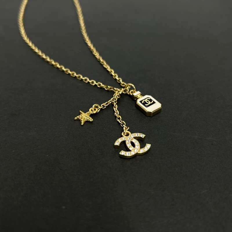 Chanel 25C 金色鏈條搭配滿鑽雙C吊墜，還有精緻小海星裝飾，三重設計很有層次感！ 鏈長：46cm可調滿鑽雙C搭配小海星和香水瓶吊墜 附件：盒子，塵袋，冊子~-6