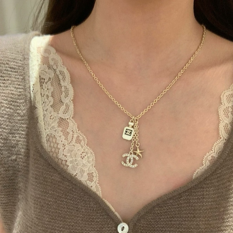 Chanel 25C 金色鏈條搭配滿鑽雙C吊墜，還有精緻小海星裝飾，三重設計很有層次感！ 鏈長：46cm可調滿鑽雙C搭配小海星和香水瓶吊墜 附件：盒子，塵袋，冊子~-8