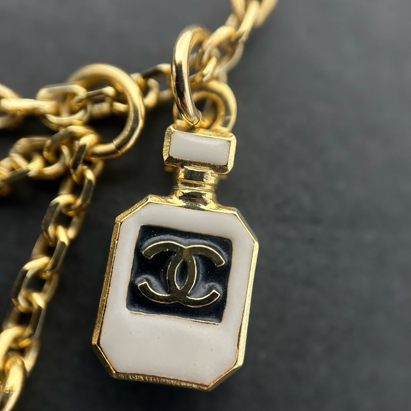 Chanel 25C 金色鏈條搭配滿鑽雙C吊墜，還有精緻小海星裝飾，三重設計很有層次感！ 鏈長：46cm可調滿鑽雙C搭配小海星和香水瓶吊墜 附件：盒子，塵袋，冊子~-9