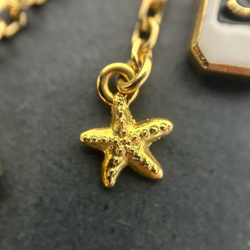 Chanel 25C 金色鏈條搭配滿鑽雙C吊墜，還有精緻小海星裝飾，三重設計很有層次感！ 鏈長：46cm可調滿鑽雙C搭配小海星和香水瓶吊墜 附件：盒子，塵袋，冊子~-11