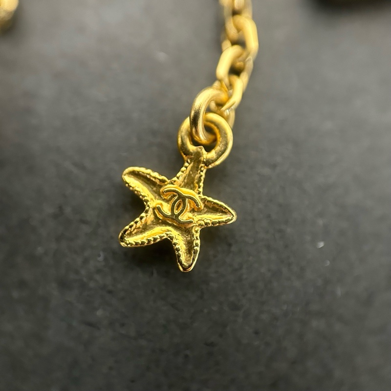 Chanel 25C 金色鏈條搭配滿鑽雙C吊墜，還有精緻小海星裝飾，三重設計很有層次感！ 鏈長：46cm可調滿鑽雙C搭配小海星和香水瓶吊墜 附件：盒子，塵袋，冊子~-12