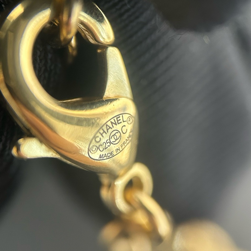 Chanel 25C 金色鏈條搭配滿鑽雙C吊墜，還有精緻小海星裝飾，三重設計很有層次感！ 鏈長：46cm可調滿鑽雙C搭配小海星和香水瓶吊墜 附件：盒子，塵袋，冊子~-16
