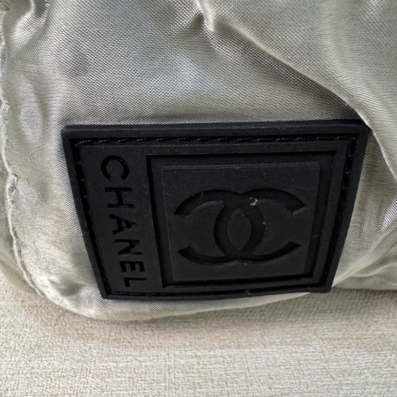 Chanel 太空銀方標旅行包-14
