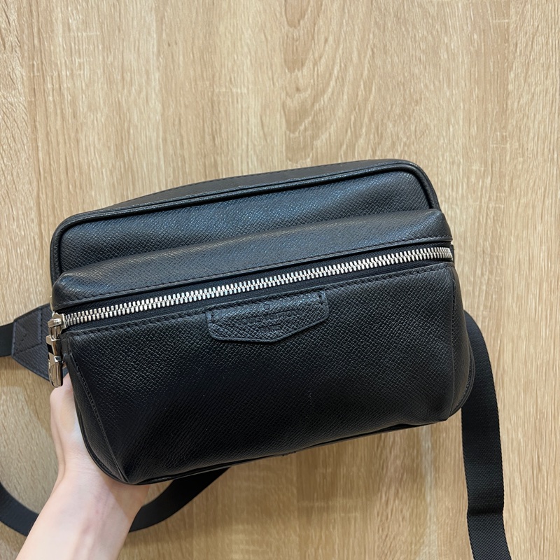 LV 黑Taiga牛皮銀釦Outdoor胸口腰包M44348-0
