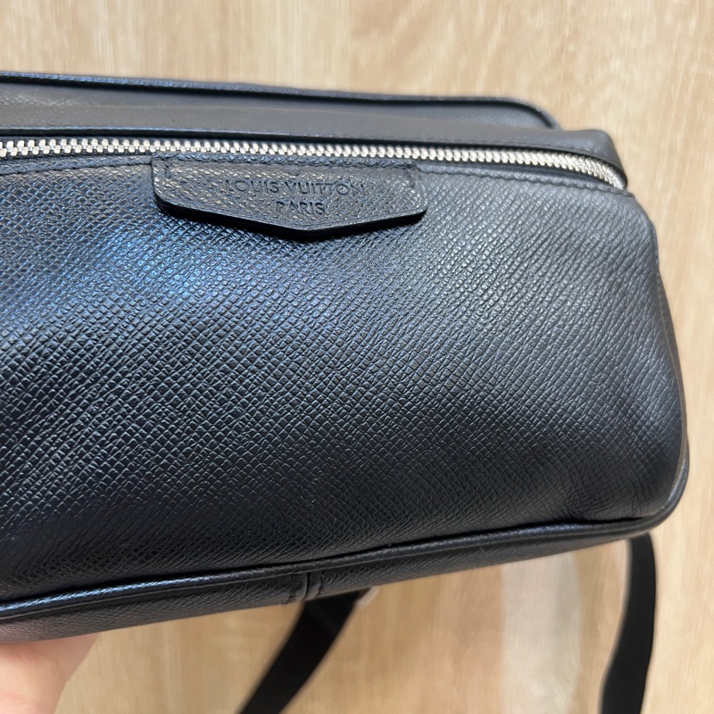 LV 黑Taiga牛皮銀釦Outdoor胸口腰包M44348-1