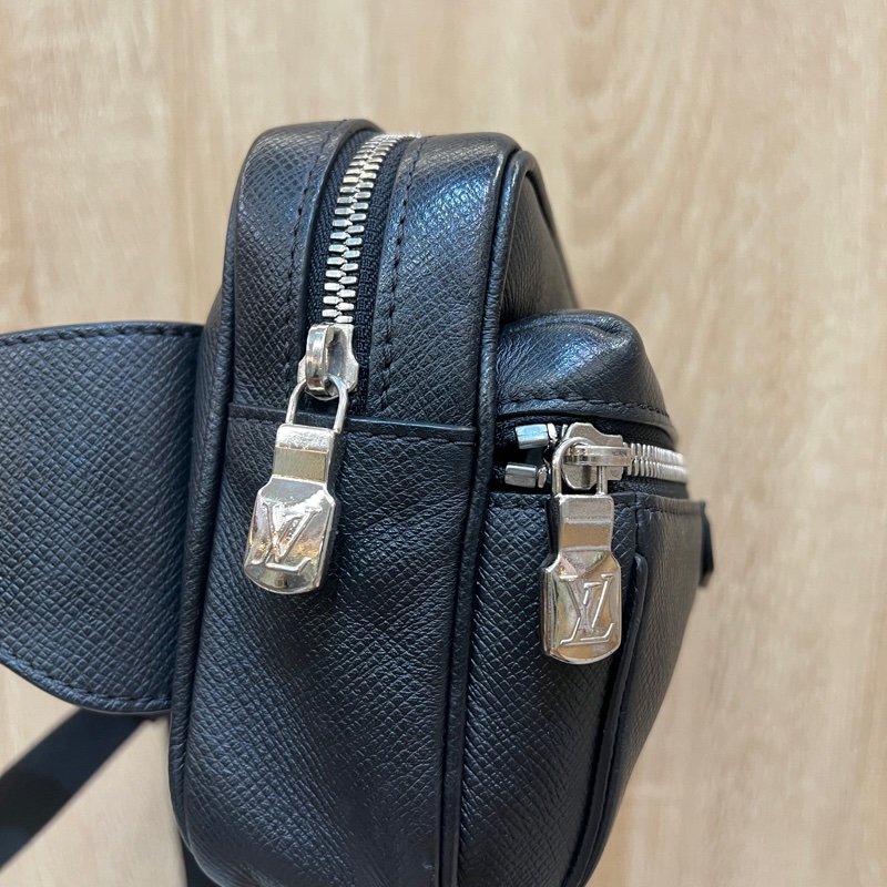LV 黑Taiga牛皮銀釦Outdoor胸口腰包M44348-4