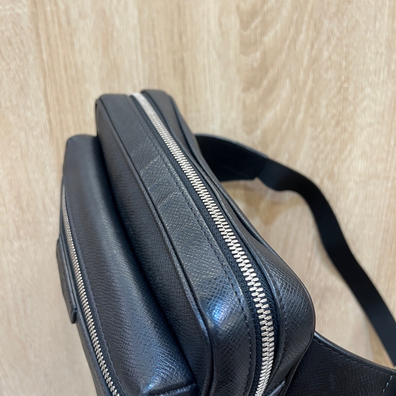 LV 黑Taiga牛皮銀釦Outdoor胸口腰包M44348-5