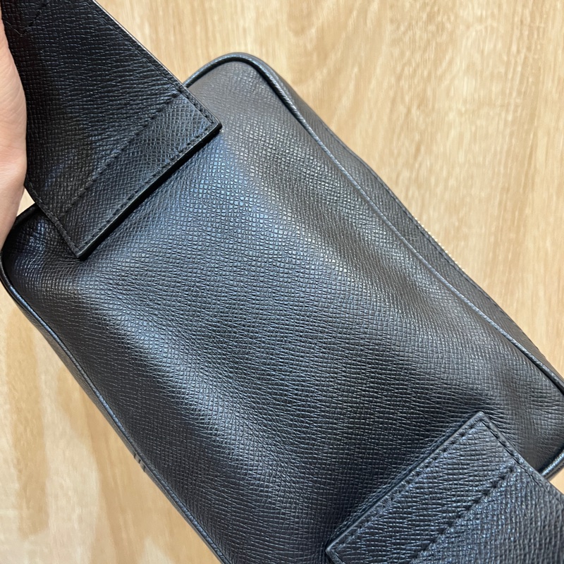 LV 黑Taiga牛皮銀釦Outdoor胸口腰包M44348-9