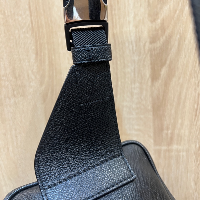 LV 黑Taiga牛皮銀釦Outdoor胸口腰包M44348-10