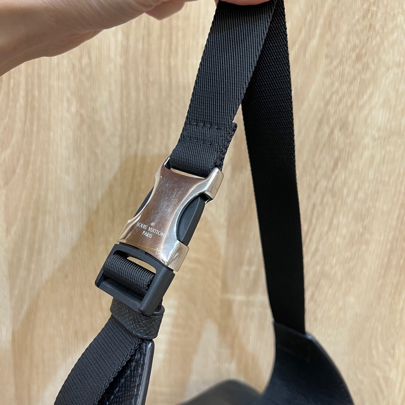 LV 黑Taiga牛皮銀釦Outdoor胸口腰包M44348-14