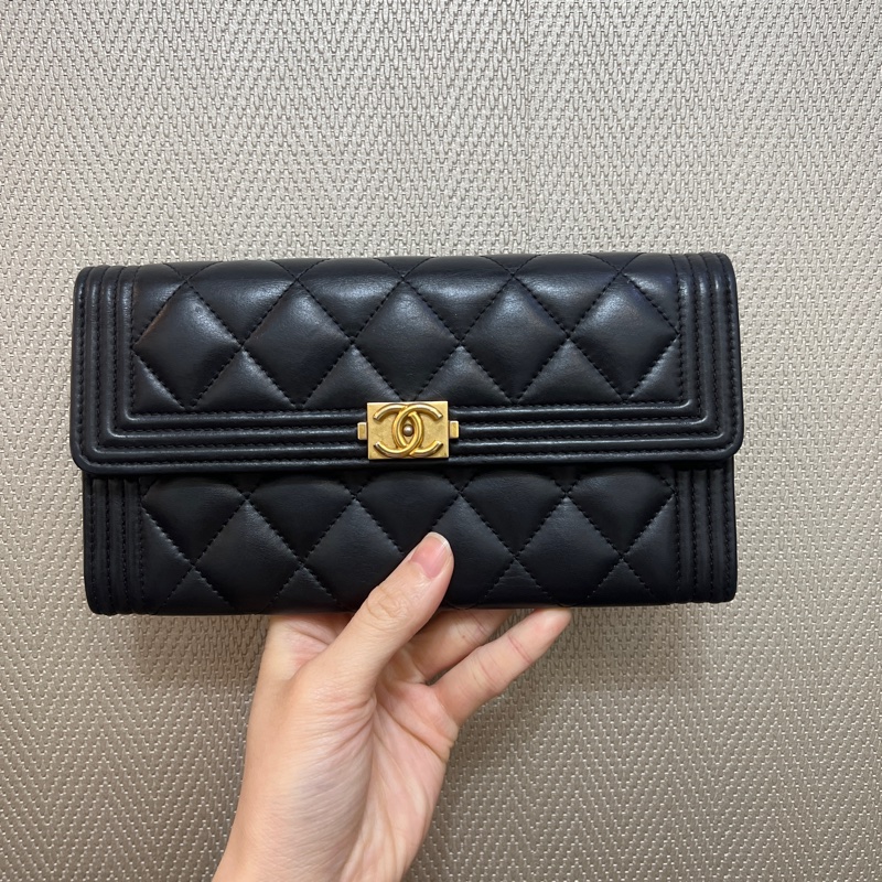 Chanel 黑羊皮Boy金釦12卡長夾A80286-0