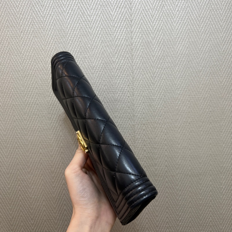 Chanel 黑羊皮Boy金釦12卡長夾A80286-4