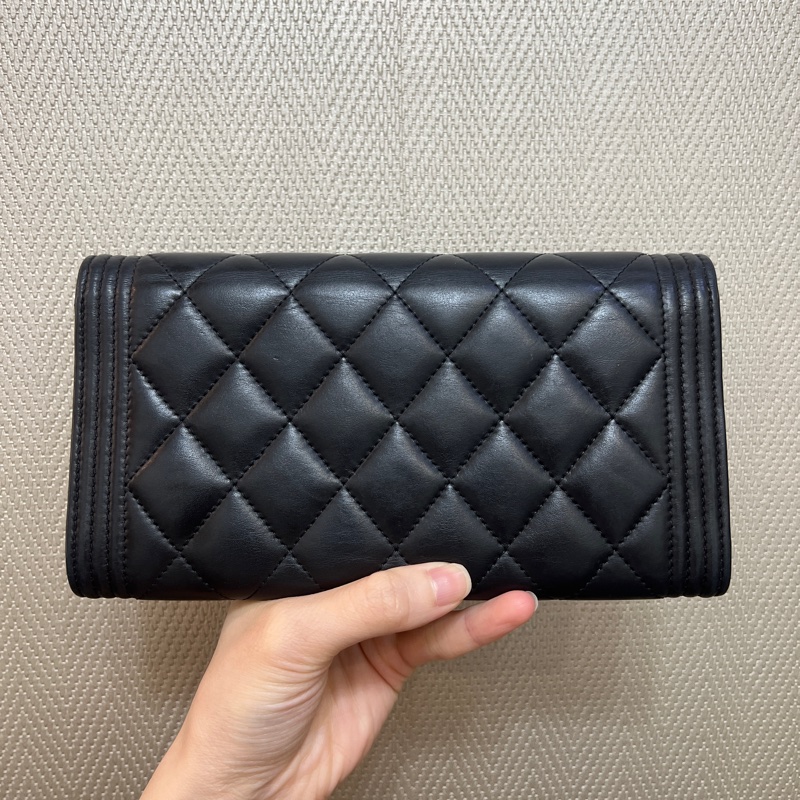 Chanel 黑羊皮Boy金釦12卡長夾A80286-5