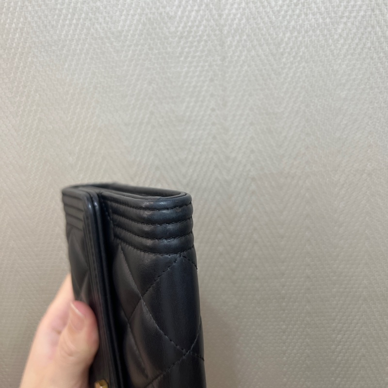 Chanel 黑羊皮Boy金釦12卡長夾A80286-8