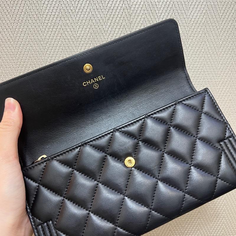 Chanel 黑羊皮Boy金釦12卡長夾A80286-10