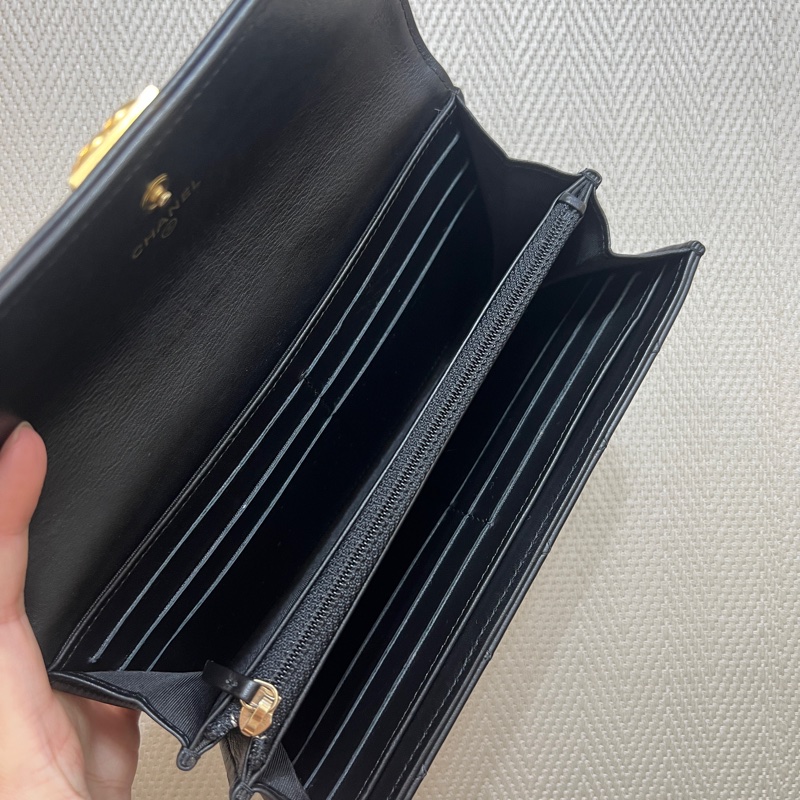 Chanel 黑羊皮Boy金釦12卡長夾A80286-12