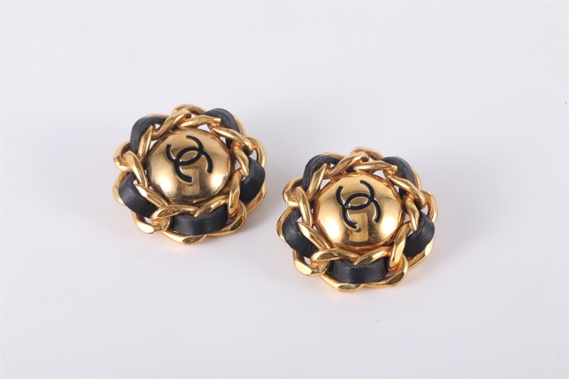 CHANEL(香奈兒) 合金 中古 黑金皮穿鏈雙C 大耳夾-1