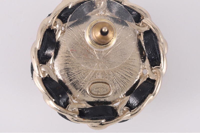 CHANEL(香奈兒)  合金 21A 皮穿雙C 紐扣耳釘-5