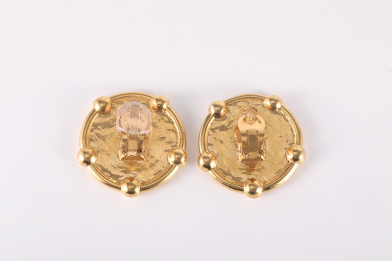 CHANEL(香奈兒) 合金 中古 圓行浮雕雙C 耳夾-1