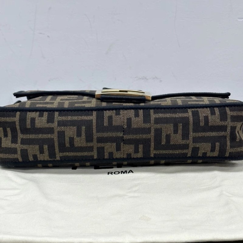 FENDI 老花金扣手提斜背法棍包26*17*5 98新配件塵袋-3