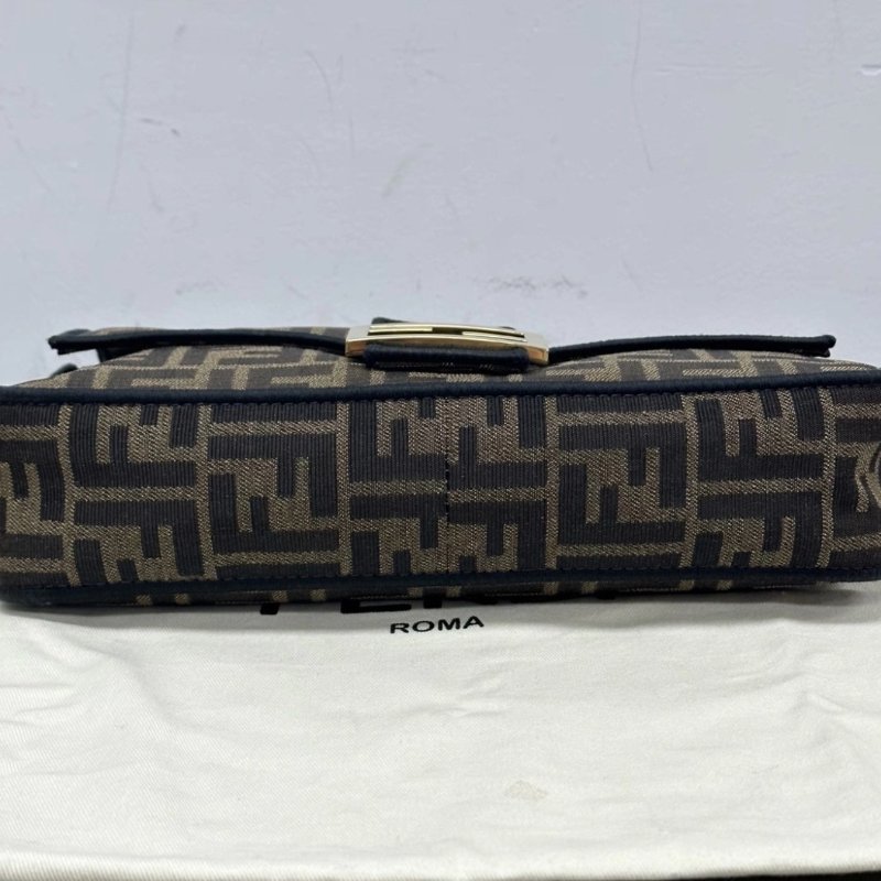 FENDI 老花金扣手提斜背法棍包26*17*5 98新配件塵袋-3