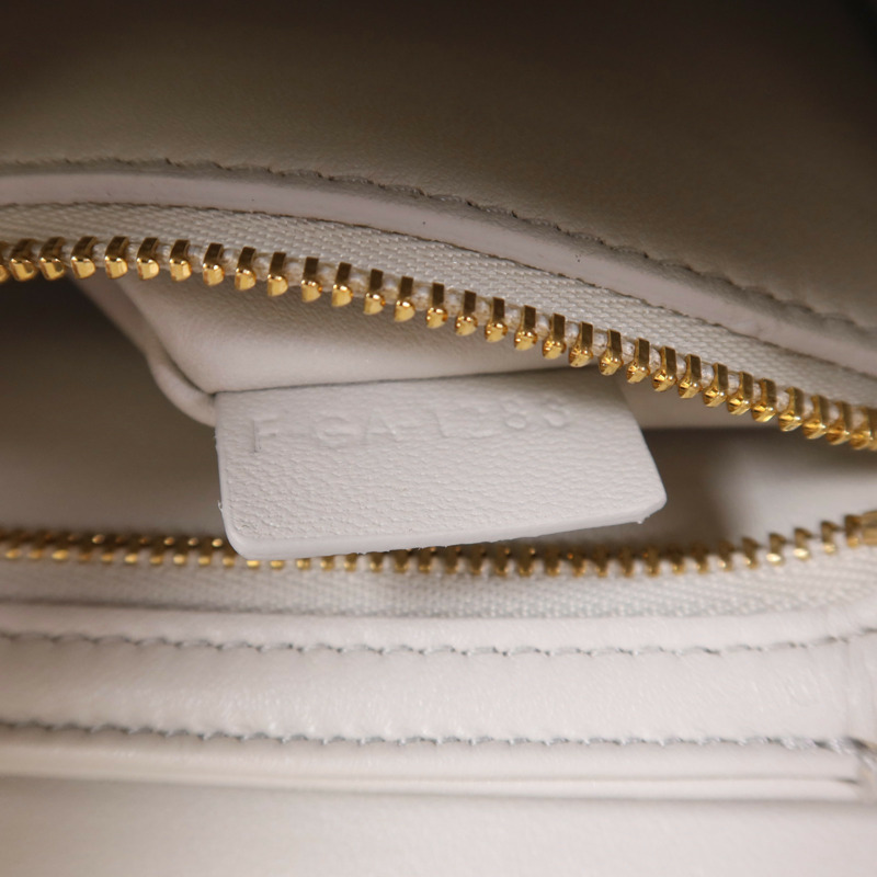 CELINE 牛皮皮革Teen Triomphe金扣肩背袋-7