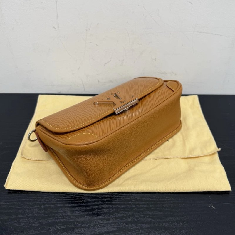 LV 焦糖色水波紋法棍肩背斜背包 芯片款 24.5*19.5*9 99新配件塵袋購證-4